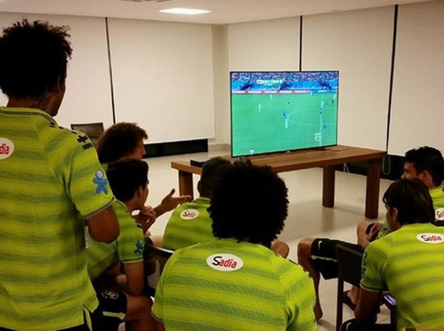Jogadores do Brasil assistem jogo Inglaterra x Itália na Band (Reprodução/Twitter)